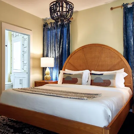 Apartment Courtyard Penthouse, Kings Beds & Soaring Ceilings, 1 Of 7 Themed Lofts At Cowrite, Find Coffee And Tacos Downstairs, Complimentary Spin Class, Walk To Shopping In 12 South, 10 Minutes To Broadway, Parking, 24 Hr Hospitality Nashville