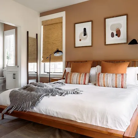 Penthouse In 12 South With Balcony, Near Broadway! Apartment *