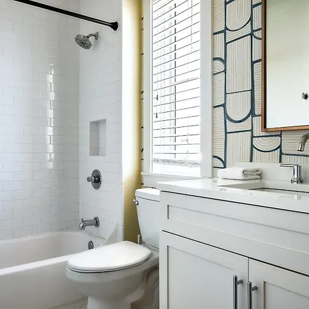 Courtyard Penthouse, Kings Beds & Soaring Ceilings, 1 Of 7 Themed Lofts At Cowrite, Find Coffee And Tacos Downstairs, Complimentary Spin Class, Walk To Shopping In 12 South, 10 Minutes To Broadway, Parking, 24 Hr Hospitality Apartment Nashville