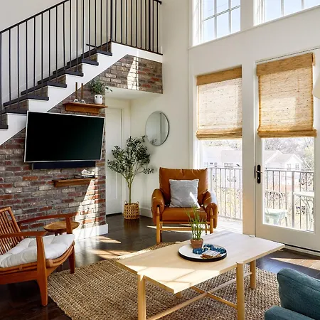Penthouse In 12 South With Balcony, Near Broadway! Apartment *