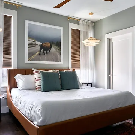 Soaring Ceilings & King Beds Overlooking Courtyard, 1 Of 7 Themed Lofts At Cowrite, Find Coffee And Tacos Downstairs, Complimentary Spin Class, Walk To Shopping In 12 South, 10 Minutes To Broadway, Parking, 24 Hr Hospitality Apartment Nashville