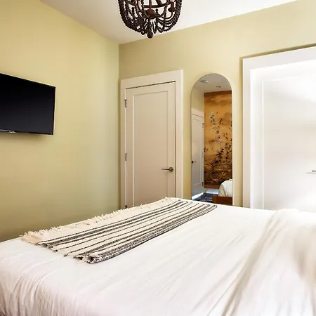 Courtyard Penthouse, Kings Beds & Soaring Ceilings, 1 Of 7 Themed Lofts At Cowrite, Find Coffee And Tacos Downstairs, Complimentary Spin Class, Walk To Shopping In 12 South, 10 Minutes To Broadway, Parking, 24 Hr Hospitality