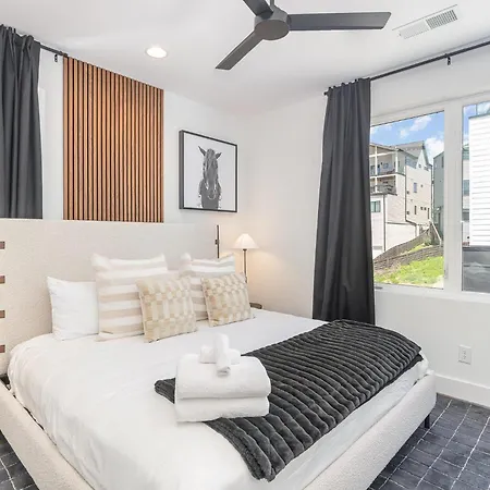 Holiday home Nimbus-rooftop Deck-hot Tub-mins To Broadway