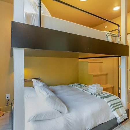 Luxe-rooftop Echo-private Deck-4 Mins Broadway Holiday home