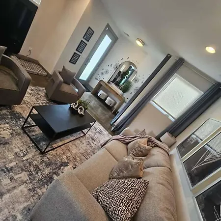Holiday home 3br And 3ba 5 Min Dt Firepit Patio And Sleeps 10 *