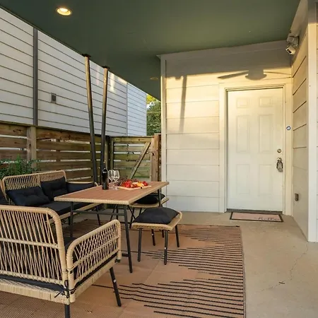 Holiday home 3br And 3ba 5 Min Dt Firepit Patio And Sleeps 10 *