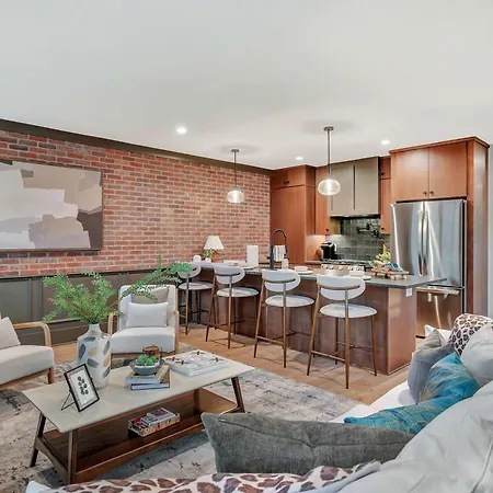 New 2 Luxe Townhomes With Rooftops Sleeps 24 Holiday home *