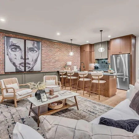 New 2 Luxe Townhomes With Rooftops Sleeps 24 Holiday home