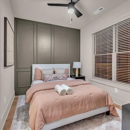 New 2 Luxe Townhomes With Rooftops Sleeps 24 Holiday home *