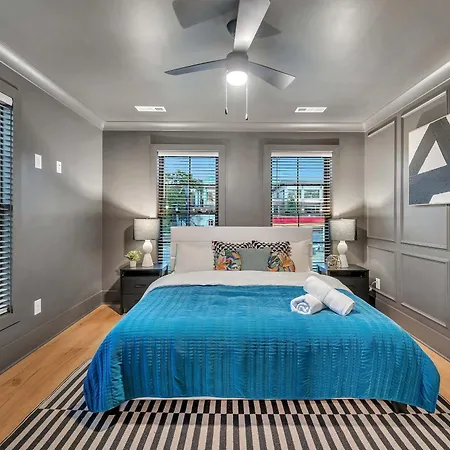 New 2 Luxe Townhomes With Rooftops Sleeps 24 Holiday home *