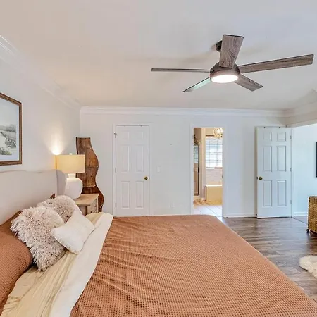 Group Haven Retreat- 2 Min To Lake! 15 Min To Dt! Holiday home Nashville