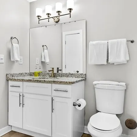 Luxurious Downtown-2 Bed 2 Bath Corner 2m Holiday home