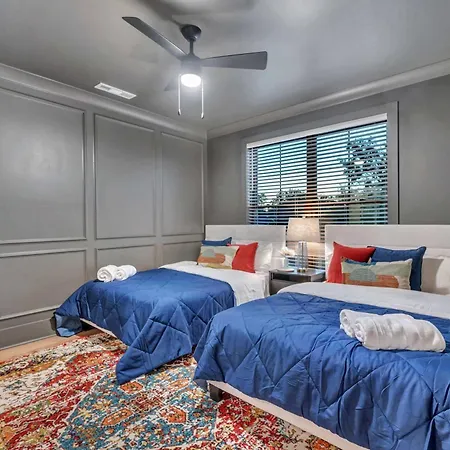 New 2 Luxe Townhomes With Rooftops Sleeps 24 Holiday home