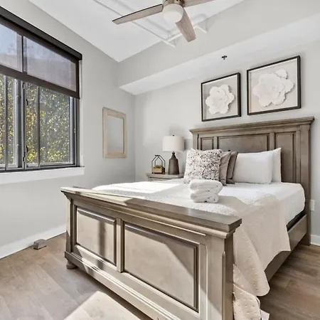 Luxurious Downtown-2 Bed 2 Bath Corner 2m Holiday home Nashville