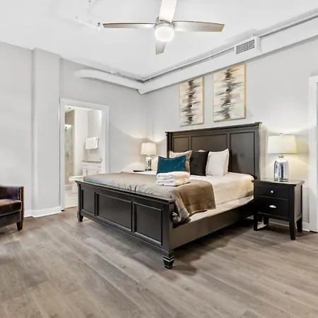 Luxurious Downtown-2 Bed 2 Bath Corner 2m Holiday home *