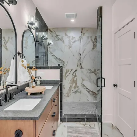 New 2 Luxe Townhomes With Rooftops Sleeps 24 *