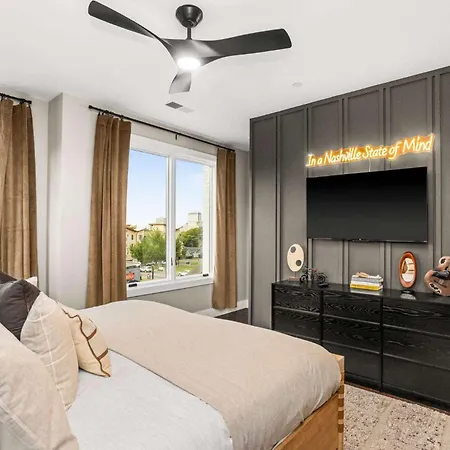 2 Adjacent Luxury Homes Rooftop Decks & Game Holiday home Nashville
