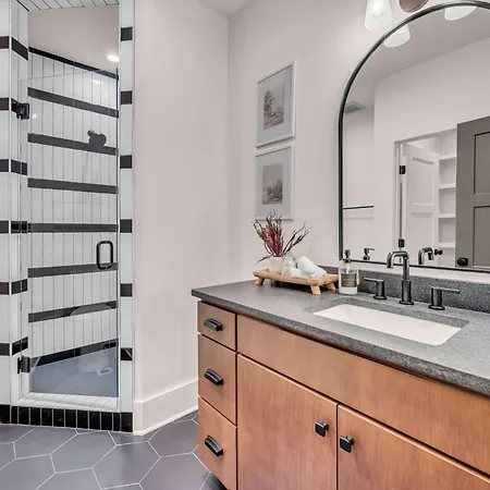 New 2 Luxe Townhomes With Rooftops Sleeps 24