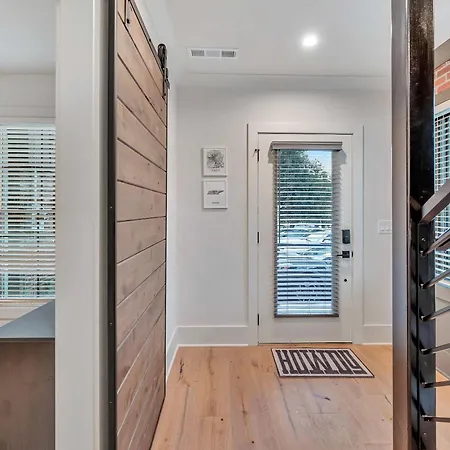 New 2 Luxe Townhomes With Rooftops Sleeps 24