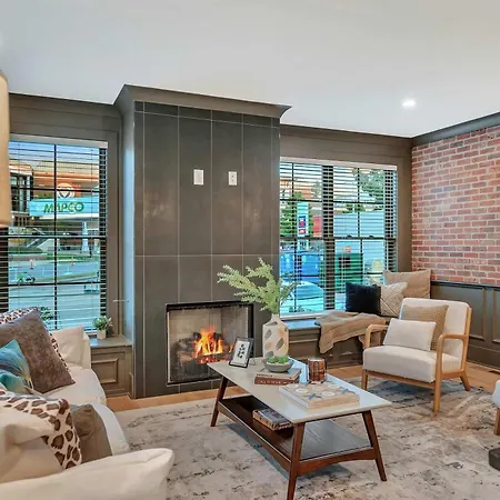 New 2 Luxe Townhomes With Rooftops Sleeps 24 Holiday home