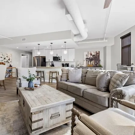 Luxurious Downtown-2 Bed 2 Bath Corner 2m Holiday home Nashville
