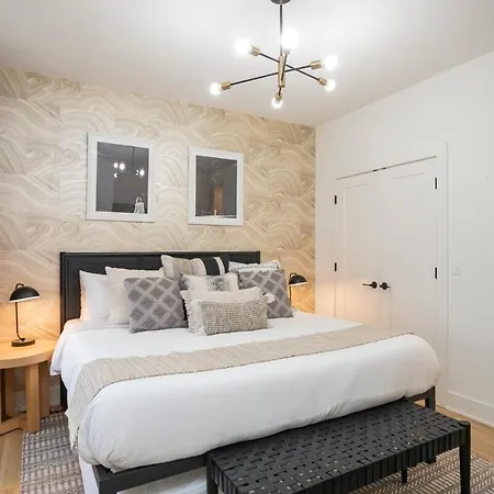 Holiday home 2 Homes With Rooftops & Views Nashville