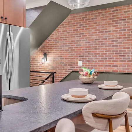 New 2 Luxe Townhomes With Rooftops Sleeps 24 Holiday home *