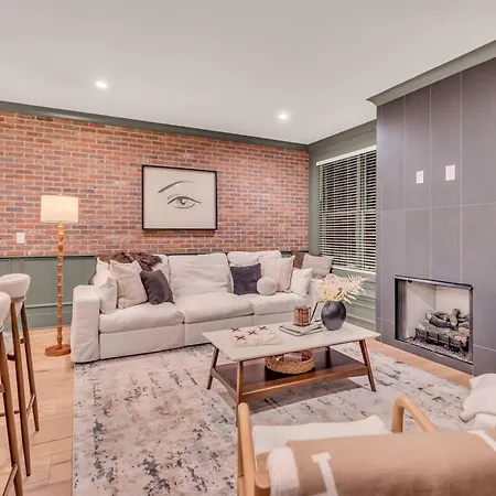 Holiday home New 2 Luxe Townhomes With Rooftops Sleeps 24
