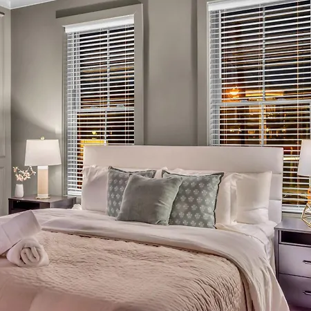 Holiday home New 2 Luxe Townhomes With Rooftops Sleeps 24