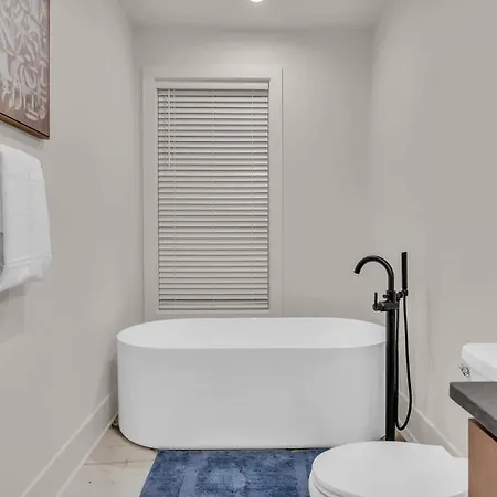 New 2 Luxe Townhomes With Rooftops Sleeps 24 Holiday home Nashville