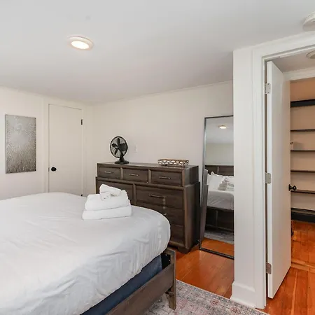 Blue Pearl - Private Backyard - Mins To Broadway Holiday home