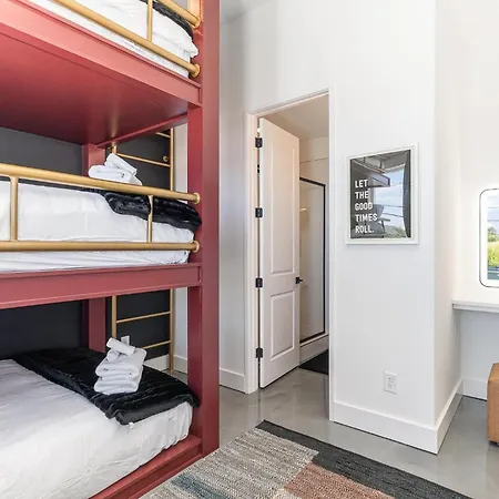 Holiday home Nimbus-rooftop Deck-hot Tub-mins To Broadway *