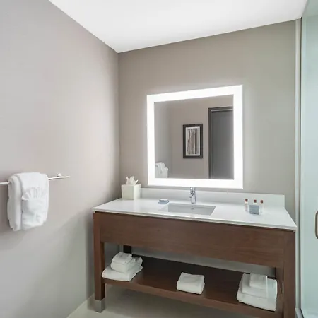 Hampton By Hilton Airport Century Place
