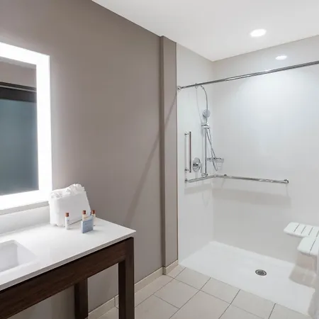 Hotel Hampton By Hilton Airport Century Place
