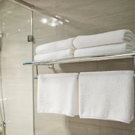 Hotel Hampton By Hilton Airport Century Place