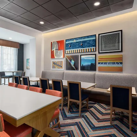 Hampton By Hilton Airport Century Place