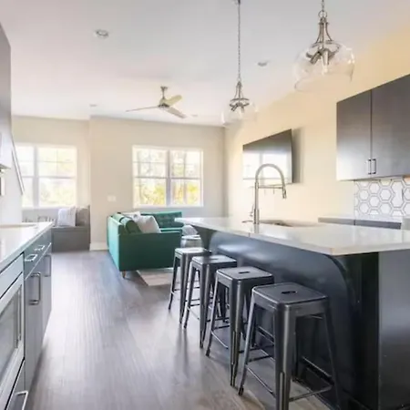 Rooftop Views 4br 4ba 7 Beds Near Broadway *