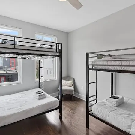 Chic Near Downtown Sleeps 14 Holiday home Nashville