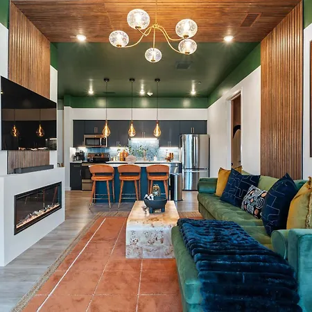 Holiday home Three King With Pool Gym Balcony & Garage Right On Music Row Downtown Views From Rooftop Walk To Rca B & Local Dining Under 2 Miles To Broadway Elevator Access 24 Hr Hospitality Nashville