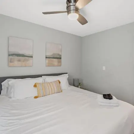 Chic Near Downtown Sleeps 14