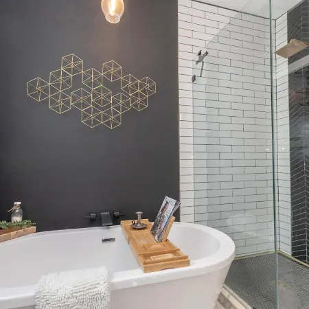 Broadway Breeze Escape Modern Comfort Holiday home