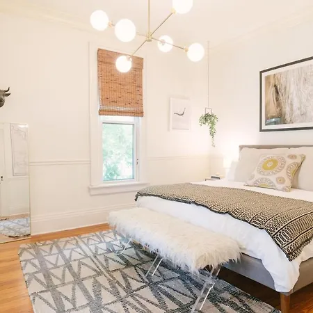 Historic Gem 4 Bedroom With Pool, Walk To Hotspots Holiday home Nashville