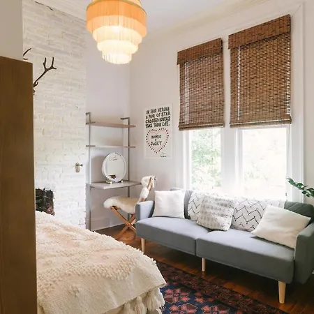 Historic Gem 4 Bedroom With Pool, Walk To Hotspots Holiday home Nashville