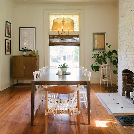 Historic Gem 4 Bedroom With Pool, Walk To Hotspots Holiday home Nashville