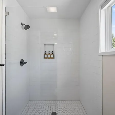 Walk & Bike-stunning Natural Light! 13 Mins To Downtown