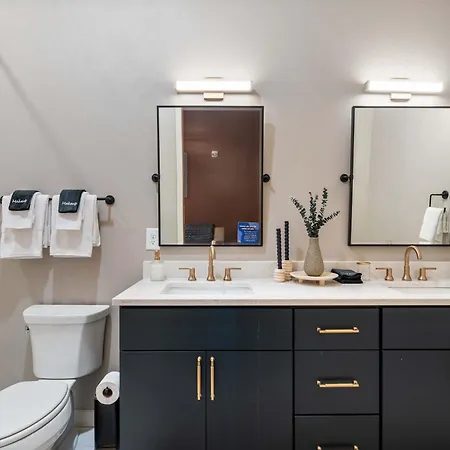 Three King With Pool Gym Balcony & Garage Right On Music Row Downtown Views From Rooftop Walk To Rca B & Local Dining Under 2 Miles To Broadway Elevator Access 24 Hr Hospitality Holiday home Nashville