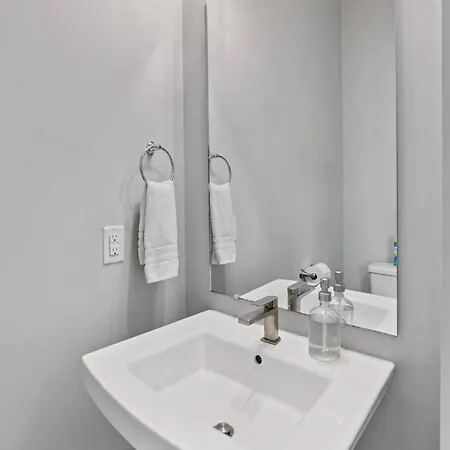 Chic Near Downtown Sleeps 14 *
