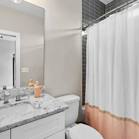 Chic Near Downtown Sleeps 14 Holiday home Nashville