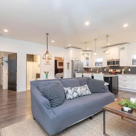 Broadway Breeze Escape Modern Comfort Holiday home Nashville