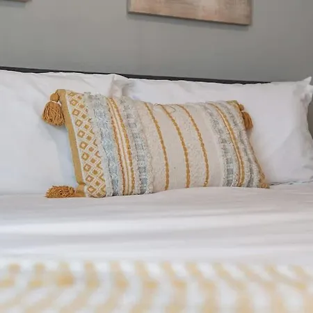 Chic Near Downtown Sleeps 14 *